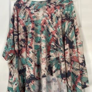 OS paint splattered poncho top w short sleeves, very flowy! Great w Jeans!